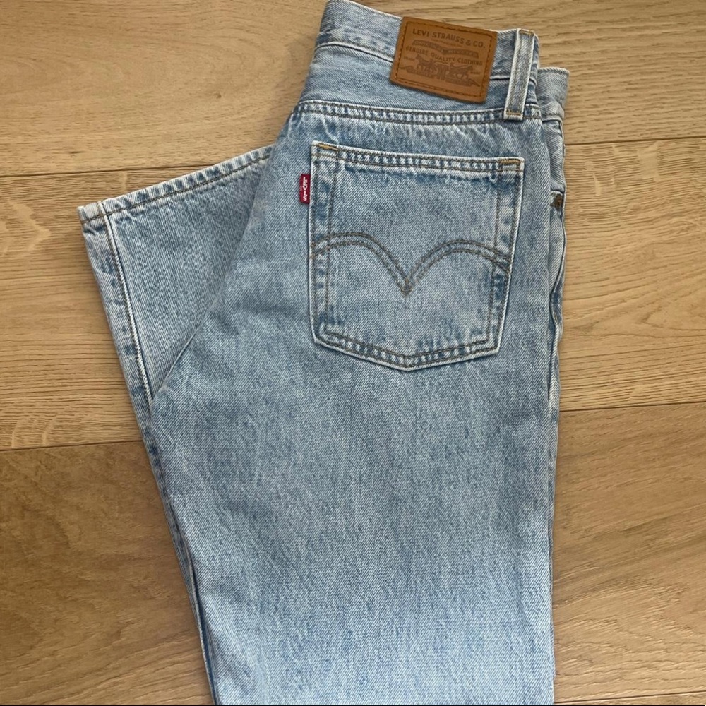 Levi’s Wedgie straight leg jeans purchased from Aritzia size 25